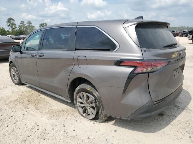 2022 Toyota Sienna LE