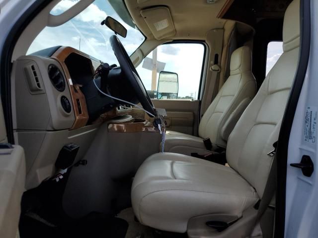 2013 Ford Econoline E450 Super Duty Cutaway Van