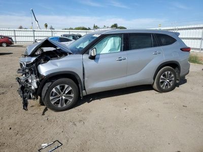 Salvage cars for sale from Copart Bakersfield, CA: 2022 Toyota Highlander Hybrid XLE