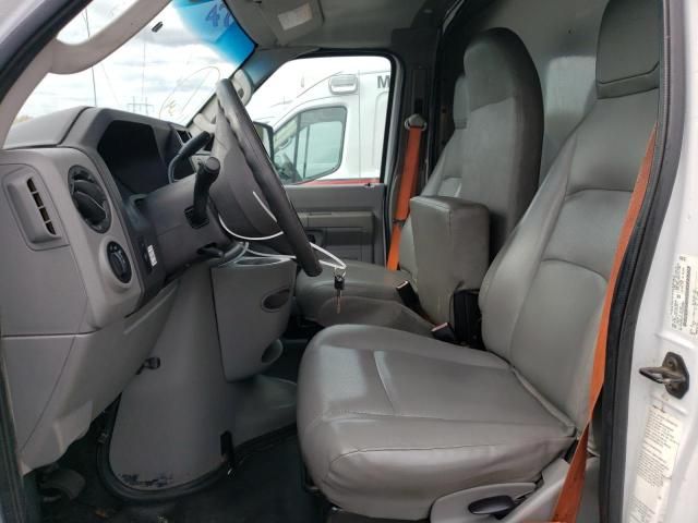 2015 Ford Econoline E350 Super Duty Cutaway Van