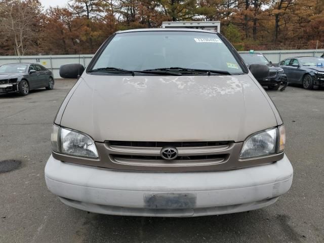 1999 Toyota Sienna CE