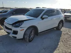 Carros salvage sin ofertas aún a la venta en subasta: 2016 Porsche Cayenne