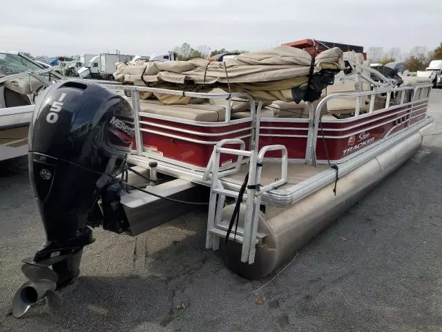 2021 Suntracker Partybarge