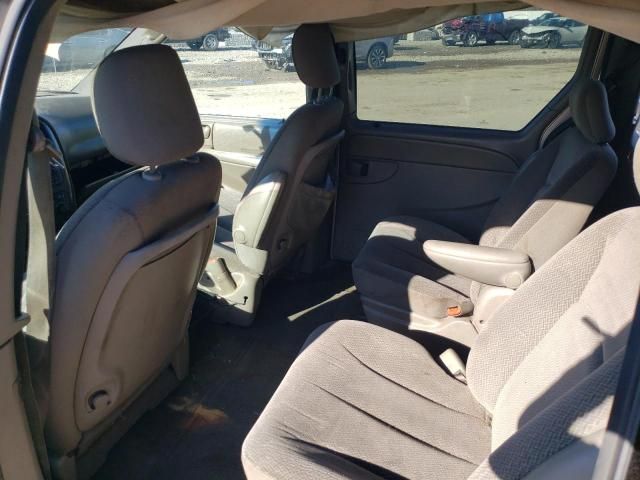 2004 Chrysler Town & Country LX