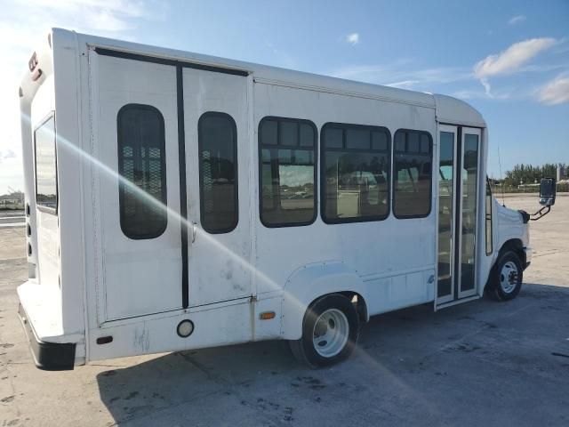 2013 Ford Econoline E350 Super Duty Cutaway Van