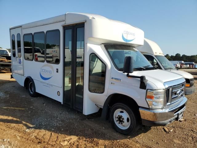 2014 Ford Econoline E350 Super Duty Cutaway Van