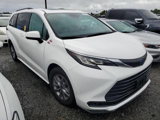 2022 Toyota Sienna LE