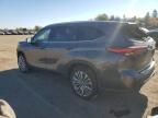 2022 Toyota Highlander Hybrid Platinum