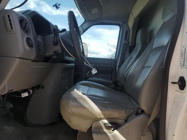 2010 Ford Econoline E450 Super Duty Cutaway Van