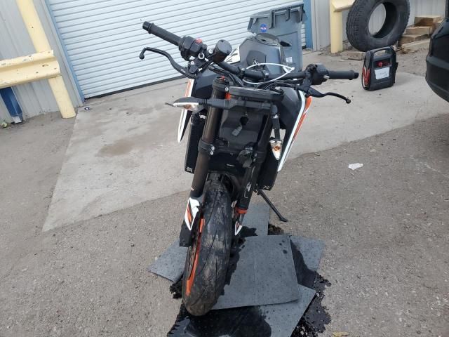 2021 KTM 890 Duke R