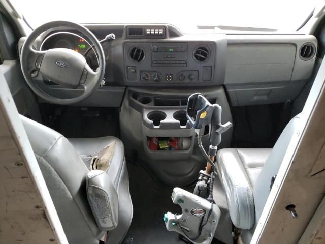 2011 Ford Econoline E350 Super Duty Cutaway Van