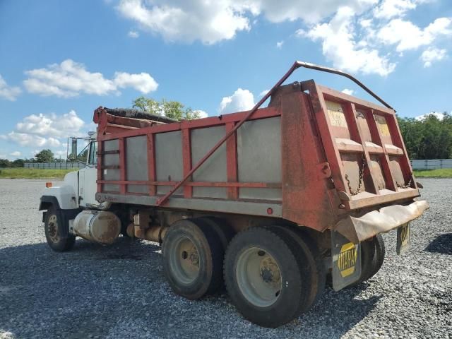 1999 Mack 600 RD600