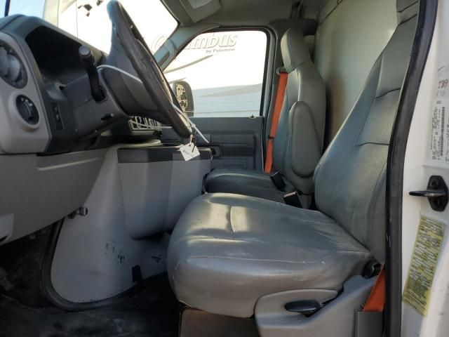 2014 Ford Econoline E450 Super Duty Cutaway Van