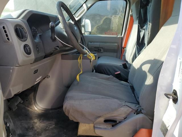 2017 Ford Econoline E450 Super Duty Cutaway Van