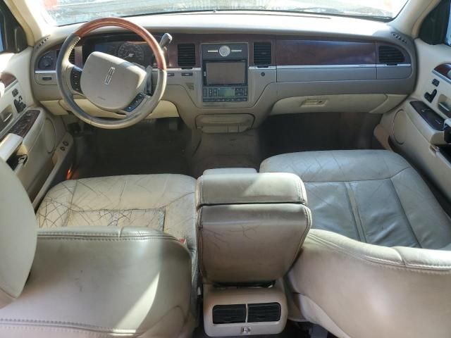 2005 Lincoln Town Car Signature Limited