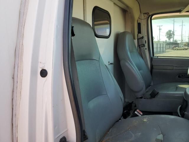 2004 Ford Econoline E350 Super Duty Cutaway Van