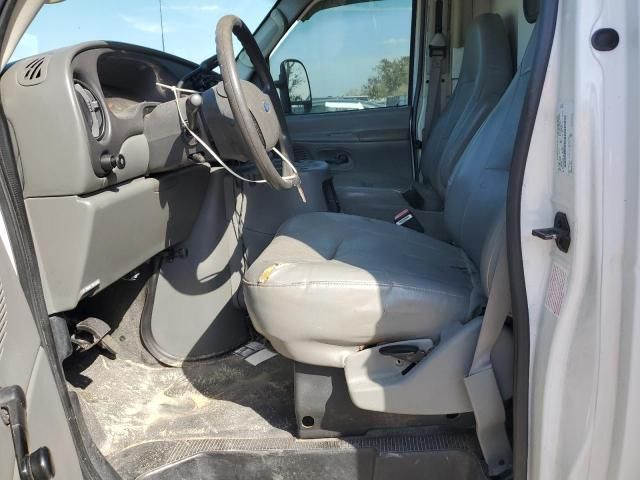 2004 Ford Econoline E350 Super Duty Cutaway Van