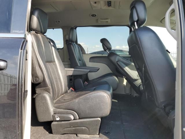 2014 Chrysler Town & Country Touring L