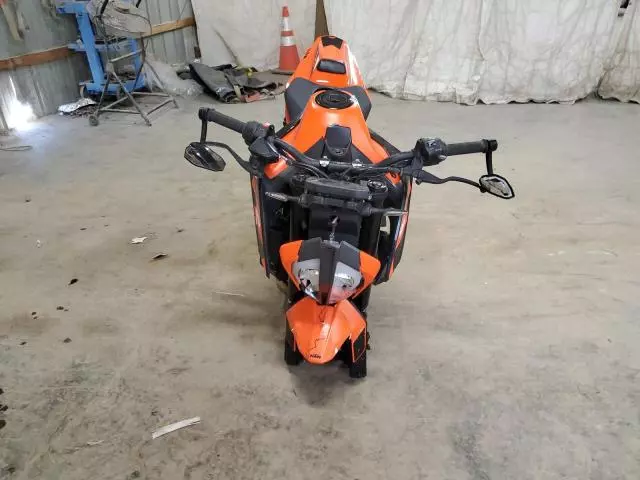 2022 KTM 890 Duke R