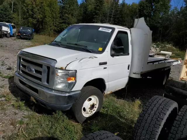 2011 Ford Econoline E450 Super Duty Cutaway Van