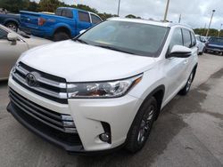 Carros salvage para piezas a la venta en subasta: 2017 Toyota Highlander Limited