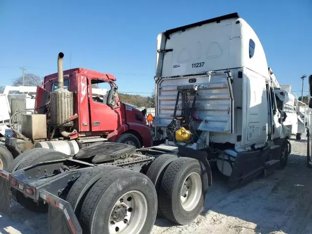 2021 Freightliner Cascadia 126