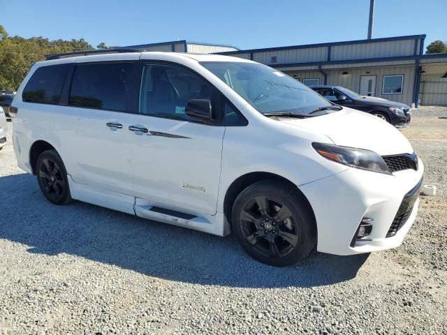 2020 Toyota Sienna SE