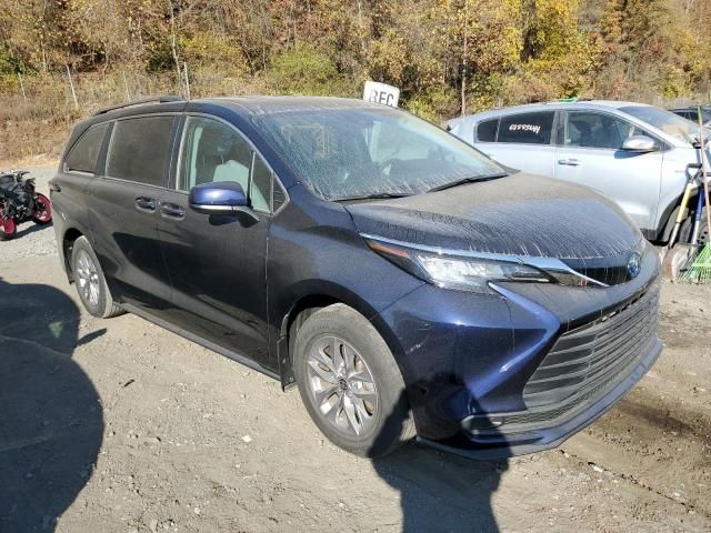 2022 Toyota Sienna LE