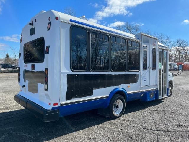 2014 Ford Econoline E350 Super Duty Cutaway Van