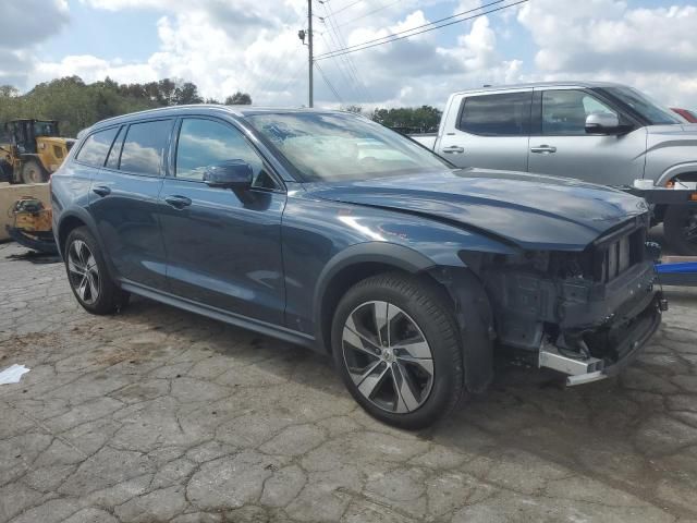 2022 Volvo V60 Cross Country T5 Momentum