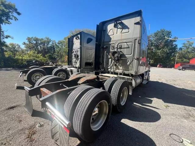 2013 Freightliner Cascadia 125