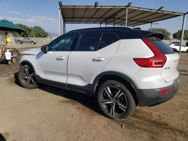 2022 Volvo XC40 T5 R-Design