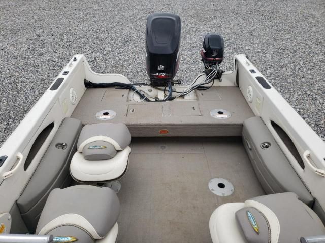 2005 Crestliner Boat