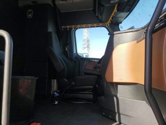 2018 Freightliner Cascadia 126