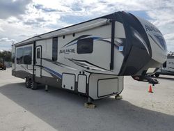 Camiones salvage para piezas a la venta en subasta: 2019 Keystone Avalanche