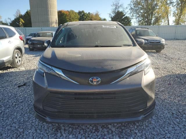 2022 Toyota Sienna LE