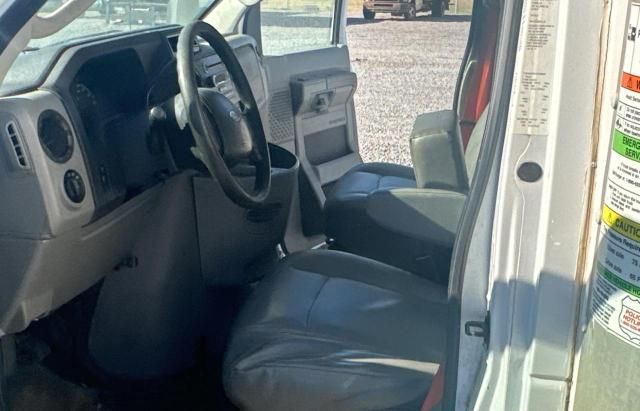 2017 Ford Econoline E350 Super Duty Cutaway Van