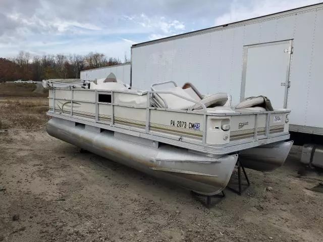 2002 Crestliner Boat