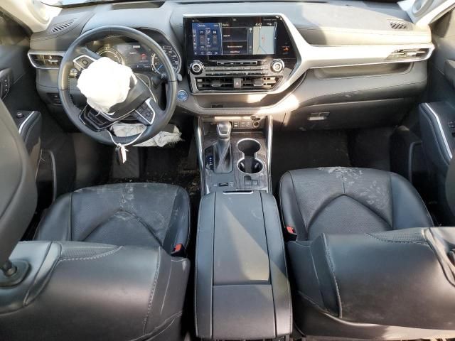 2022 Toyota Highlander Hybrid Platinum