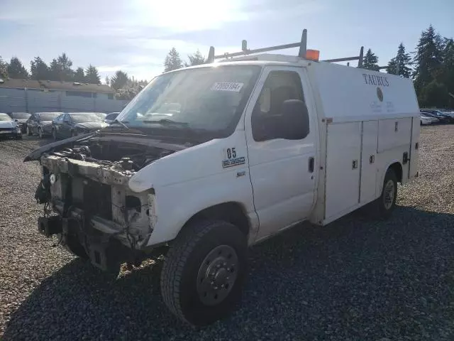 2011 Ford Econoline E350 Super Duty Cutaway Van