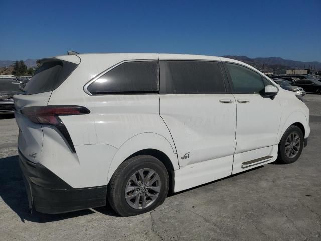 2022 Toyota Sienna LE