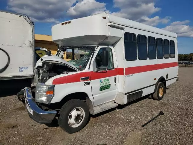 2012 Ford Econoline E450 Super Duty Cutaway Van