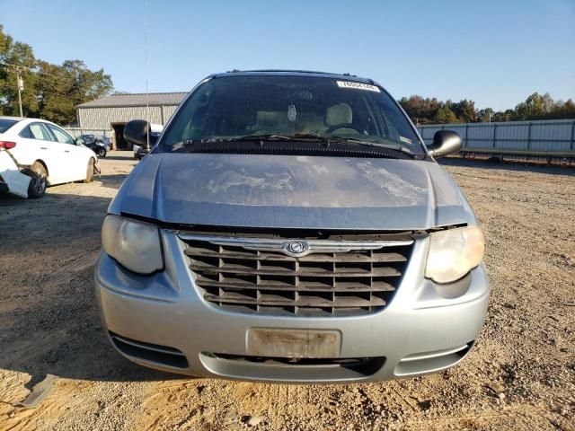 2005 Chrysler Town & Country LX