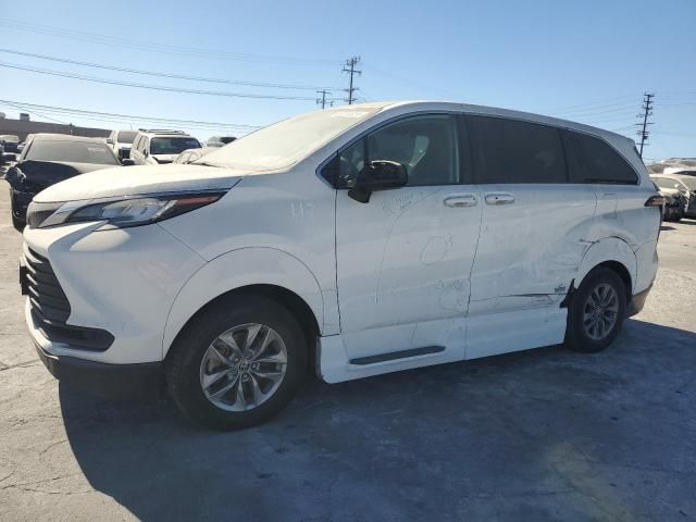 2022 Toyota Sienna LE