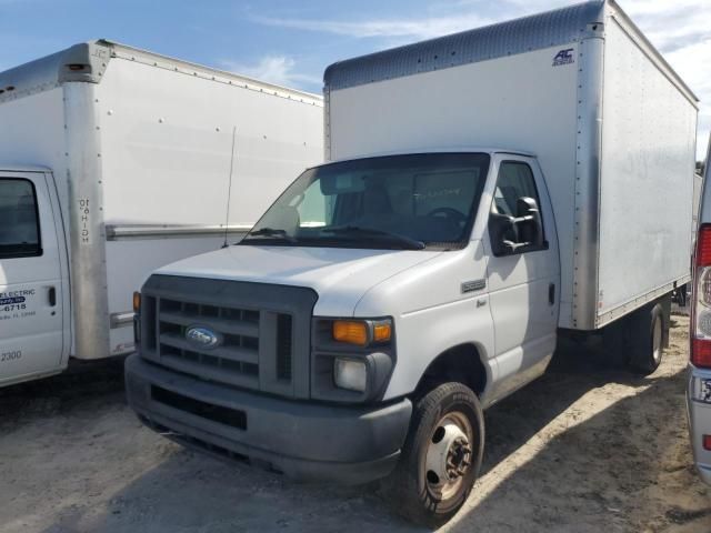 2013 Ford Econoline E350 Super Duty Cutaway Van