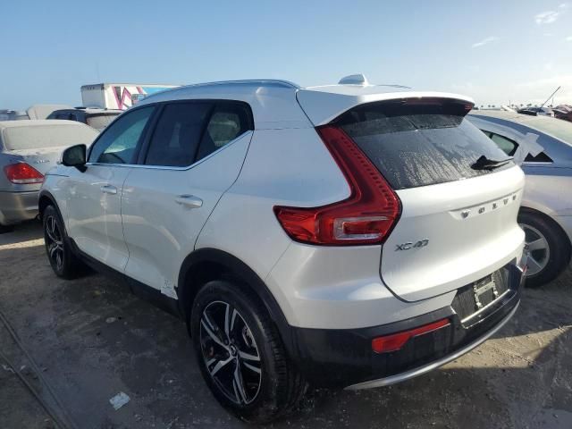 2025 Volvo XC40 Core