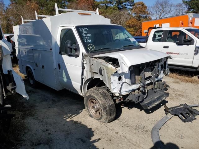 2013 Ford Econoline E350 Super Duty Cutaway Van