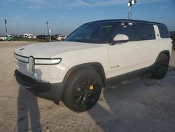 Carros dañados por inundaciones a la venta en subasta: 2023 Rivian R1S Adventure