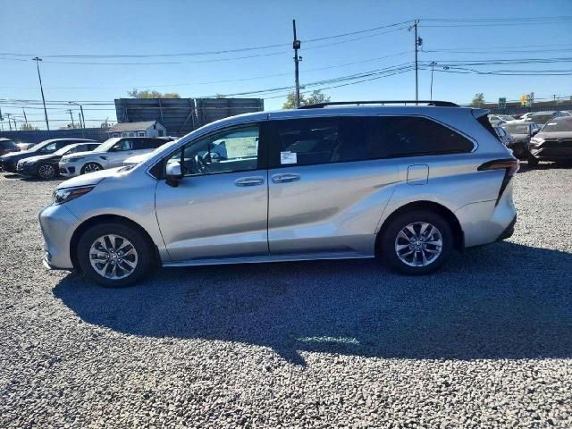 2024 Toyota Sienna LE