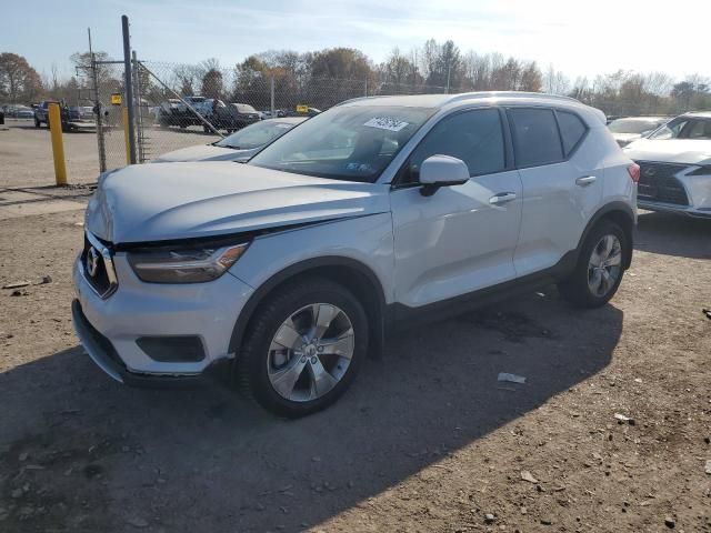 2022 Volvo XC40 T4 Momentum